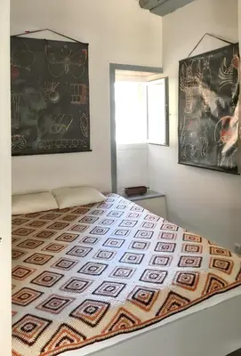 Un ou plusieurs lits dans un hébergement de l'établissement Maison charmante en Corrèze avec jardin et cheminée