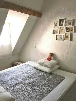Un ou plusieurs lits dans un hébergement de l'établissement Maison charmante en Corrèze avec jardin et cheminée