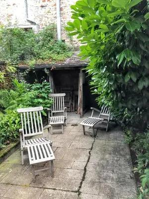 Jardin de l'établissement Maison charmante en Corrèze avec jardin et cheminée