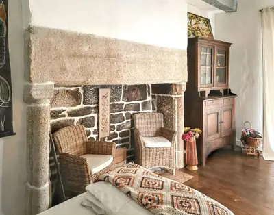 Coin salon dans l'établissement Maison charmante en Corrèze avec jardin et cheminée