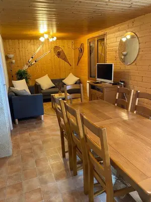 Télévision ou salle de divertissement dans l'établissement Chalet- Capacité 8/10 pers au cœur de la station