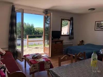 Coin salon dans l'établissement SUPER BESSE Appartement LE GÎTE BESSARD 6 couchages Le Bois de la Reine