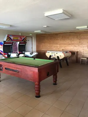 Billard dans l'établissement SUPER BESSE Appartement LE GÎTE BESSARD 6 couchages Le Bois de la Reine