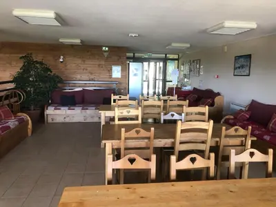 Coin salon dans l'établissement SUPER BESSE Appartement LE GÎTE BESSARD 6 couchages Le Bois de la Reine