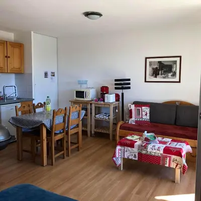 Cuisine ou kitchenette dans l'établissement SUPER BESSE Appartement LE GÎTE BESSARD 6 couchages Le Bois de la Reine