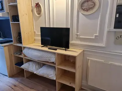 Télévision ou salle de divertissement dans l'établissement LE SARCIRON