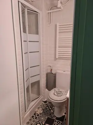 Salle de bains dans l'établissement LE SARCIRON
