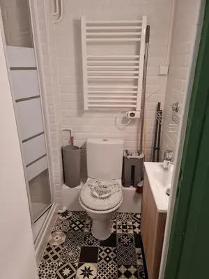 Salle de bains dans l'établissement LE SARCIRON
