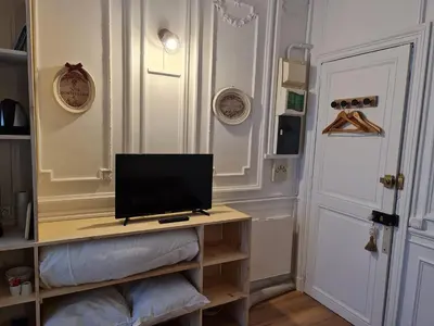 Télévision ou salle de divertissement dans l'établissement LE SARCIRON