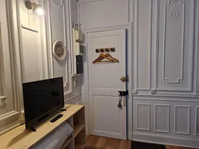 Télévision ou salle de divertissement dans l'établissement LE SARCIRON