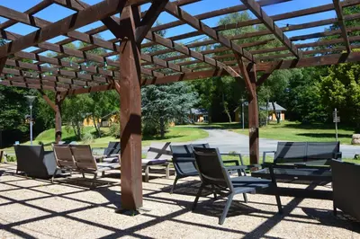Jardin de l'établissement Domaine des Etangs de Taysse