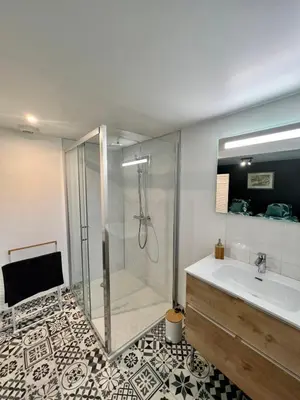 Salle de bains dans l'établissement Villa Quintel -Proche gare & centre -JardinBalcon