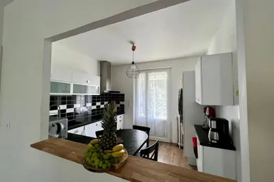 Cuisine ou kitchenette dans l'établissement Villa Quintel -Proche gare & centre -JardinBalcon