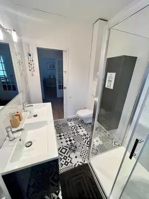 Salle de bains dans l'établissement Villa Quintel -Proche gare & centre -JardinBalcon