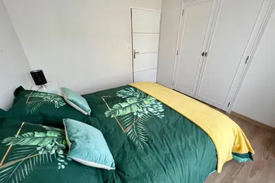 Un ou plusieurs lits dans un hébergement de l'établissement Villa Quintel -Proche gare & centre -JardinBalcon
