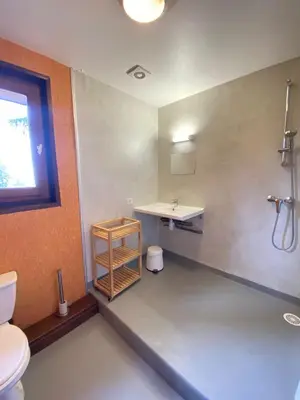 Salle de bains dans l'établissement LE BUFADOU - Gîte Auberge -