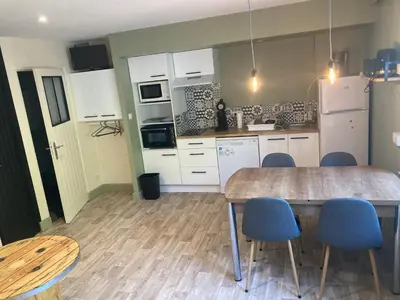 Cuisine ou kitchenette dans l'établissement Appartement en Rez de jardin