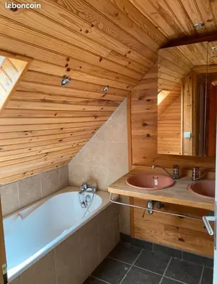 Salle de bains dans l'établissement Maison Auvergne volcan Puy Mary Claux Giraldès GR400