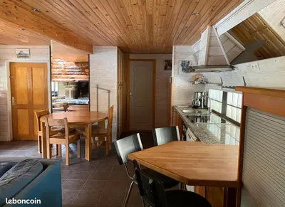 Cuisine ou kitchenette dans l'établissement Maison Auvergne volcan Puy Mary Claux Giraldès GR400
