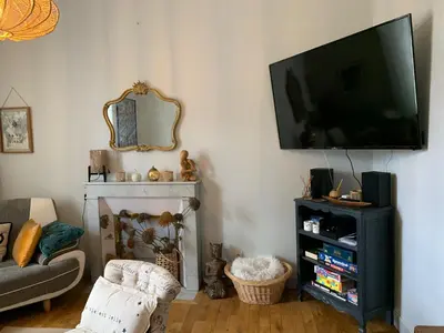 Télévision ou salle de divertissement dans l'établissement La Terrasse de Compostelle T3 Chic, Charme, Cosy