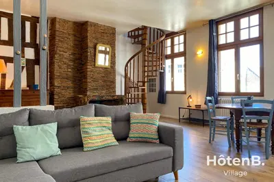 Coin salon dans l'établissement T3 Duplex charme de l'ancien - coeur de ville