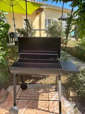 Barbecue disponible mis à disposition des clients de la maison de vacances