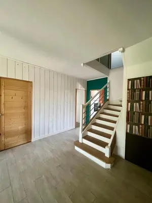 Bibliothèque dans la maison de vacances