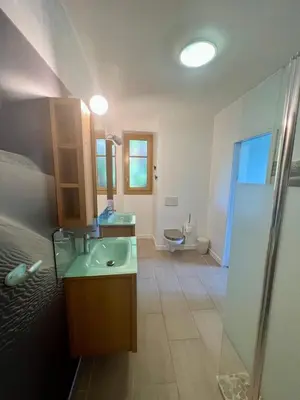 Salle de bains dans l'établissement Villa La Baronnie - 11 pers - Proche Brive -Jardin