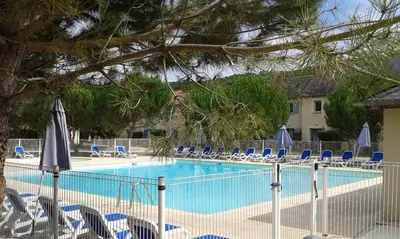 Piscine de l'établissement résidence le hameau du moulin -- chemin de Gouny 24290 montignac- DORDOGNE ou située à proximité