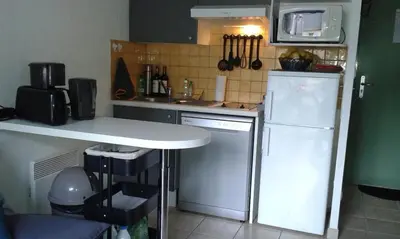 Cuisine ou kitchenette dans l'établissement résidence le hameau du moulin -- chemin de Gouny 24290 montignac- DORDOGNE