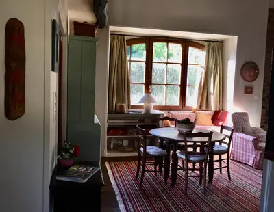 Coin salon dans l'établissement Gîte Maison Maitri