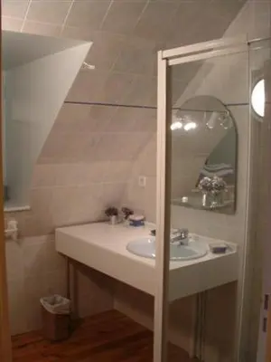 Salle de bains dans l'établissement Maison d'Hôtes La Nichée
