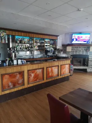 Salon ou bar de l'établissement L'auberge des quatre routes