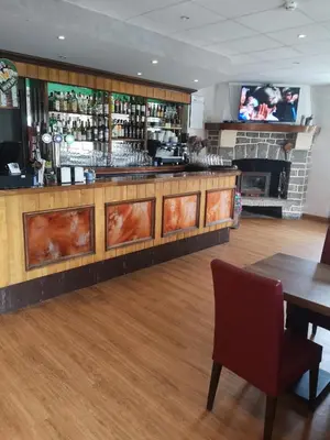 Salon ou bar de l'établissement L'auberge des quatre routes