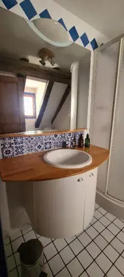 Salle de bains dans l'établissement Dans la Cité de Rocamadour L'Oustal de Beline
