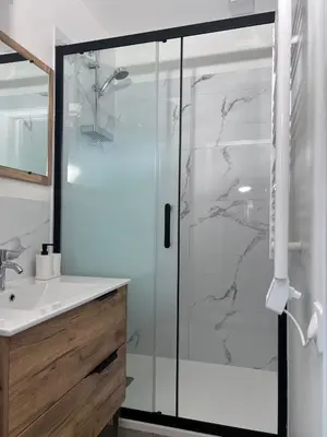 Salle de bains dans l'établissement VILLA VLAS - Chambre d'Hôte - Limoges