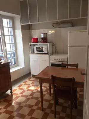 Cuisine ou kitchenette dans l'établissement Le capucin