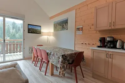 Cuisine ou kitchenette dans l'établissement Résidence récente au Lioran à proximité des remontées mécaniques