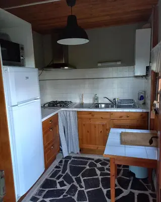Cuisine ou kitchenette dans l'établissement Ma Cabane Au Bord Du Lac