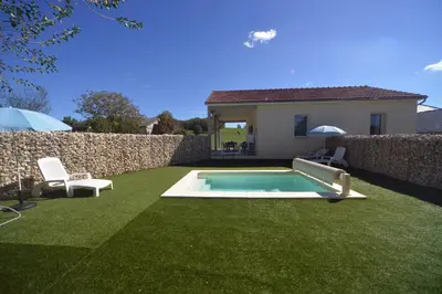 Piscine de l'établissement Gîte D&D avec piscine privative ou située à proximité