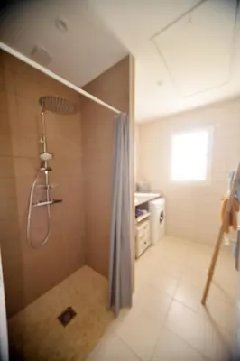 Salle de bains dans l'établissement Gîte D&D avec piscine privative