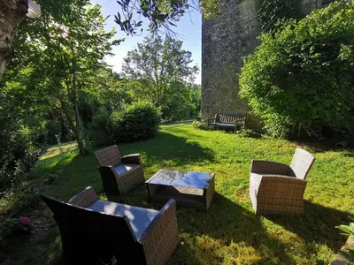 Jardin de l'établissement Maison typique périgourdine avec piscine