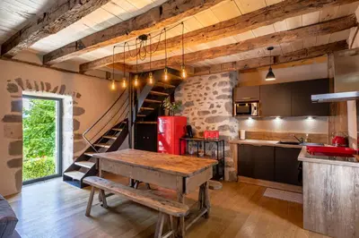 Cuisine ou kitchenette dans l'établissement Maison typique des monts du Cantal