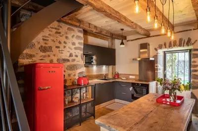 Cuisine ou kitchenette dans l'établissement Maison typique des monts du Cantal
