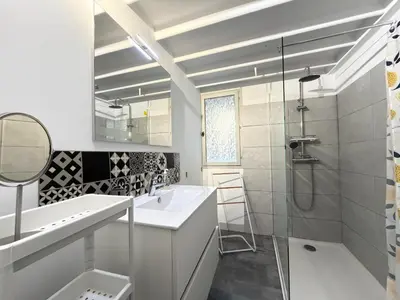 Salle de bains dans l'établissement La Bourboule: Appartement T2 Duplex 3* Hyper Centre avec Parking - FR-1-608-233