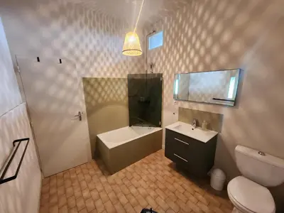 Salle de bains dans l'établissement Villa La Cayrouse Piscine Tennis Boulodrome