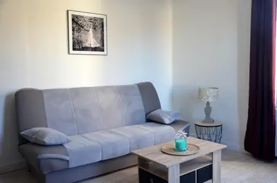 Coin salon dans l'établissement Gîte AU BORD DE L'EAU jusqu'à 8 personnes