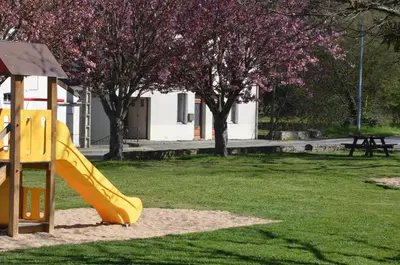 Aire de jeux pour enfants de l'établissement Gîte AU BORD DE L'EAU jusqu'à 8 personnes