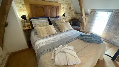 Un ou plusieurs lits dans un hébergement de l'établissement Gîte la Tanière classé 3 étoiles avec terrasse et piscine