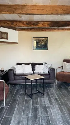 Coin salon dans l'établissement Gîte la Tanière classé 3 étoiles avec terrasse et piscine